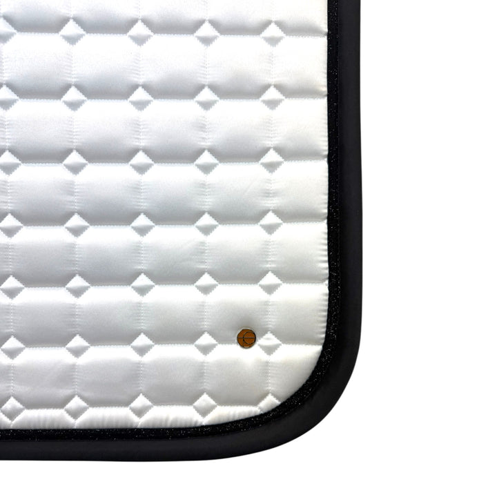 Hvidt underlag med glimmerkant