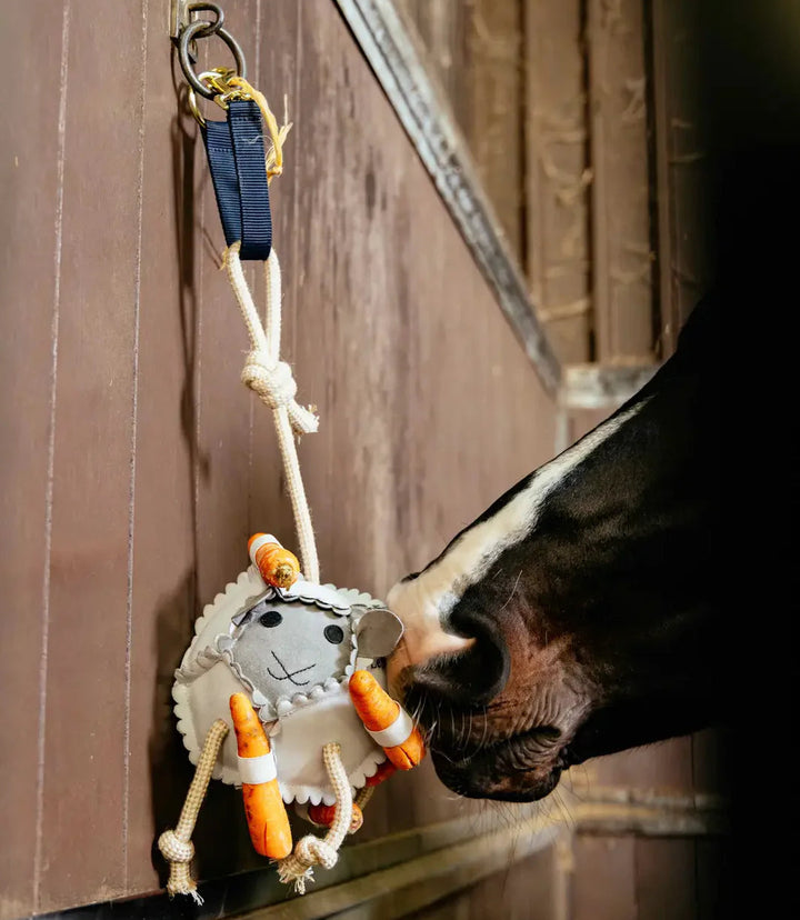 LeMieux Sheep staldlegetøj/ gulerodsbold